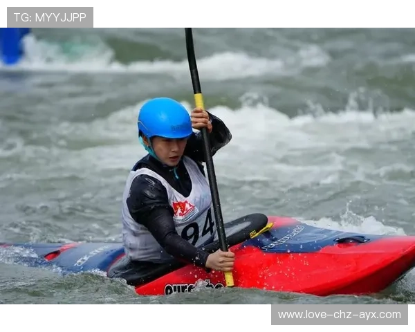 皮划艇双人组成功冲破激流，解说：他们在和河谈恋爱