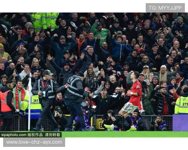 曼联站位更紧凑，攻防切换更顺畅