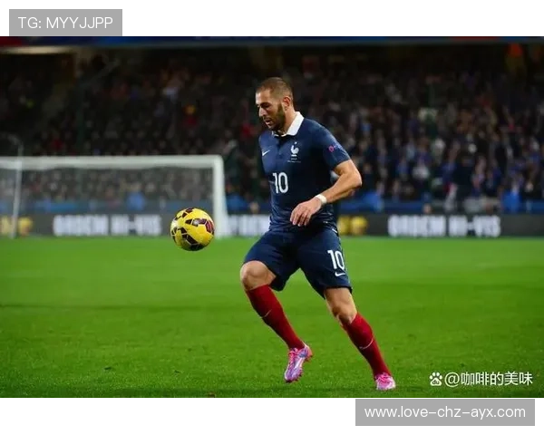 本泽马利雅得新月首战破门，标志性禁区头球助球队客场拿分