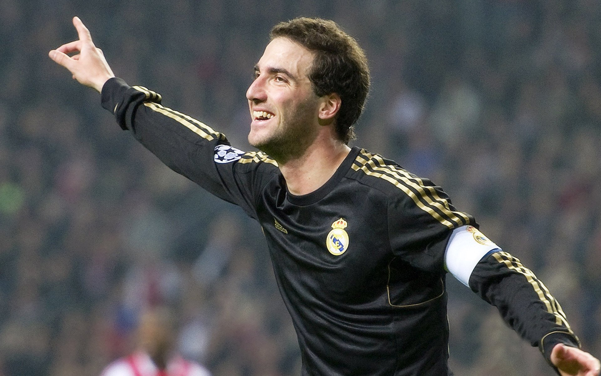 一支球队在国际比赛中闪耀登场，获得胜利，一个球队一支球队